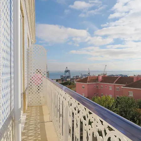 Beato Stylish & Cozy Apt - Riverside Small Balcony