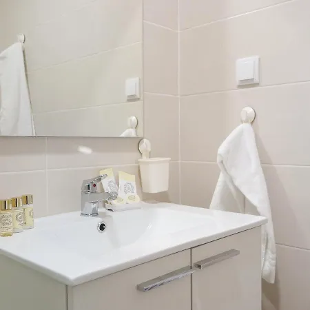 Beato Stylish & Cozy Apt - Riverside Small Balcony