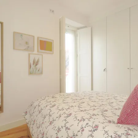 Beato Stylish & Cozy Apt - Riverside Small Balcony Appartamento